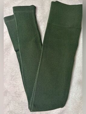 Zenana Outfitters Olive Green Ribbed Knit Leggings NWOT